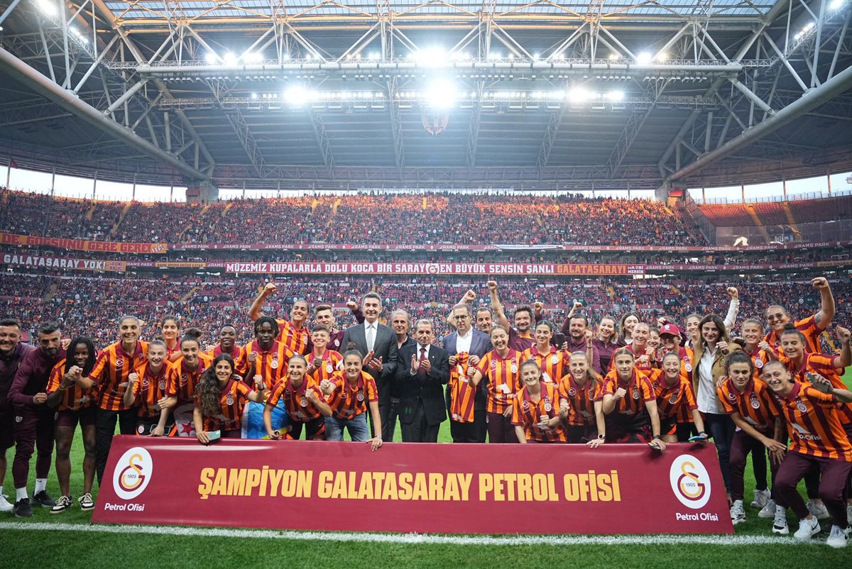 Galatasaraylılar bilir, mayıslar bizimdir! Nisan ayında 2 kupayla şampiyonluk yolculuğumuza başladık. Futbolda Süper Kupa ve sutopunda namağlup olarak LEN Challenger Kupası’nı kazandık. 2 gün önce yine Erkek Sutopu Takımımız, lig şampiyonu oldu. Bugün de Galatasaray…
