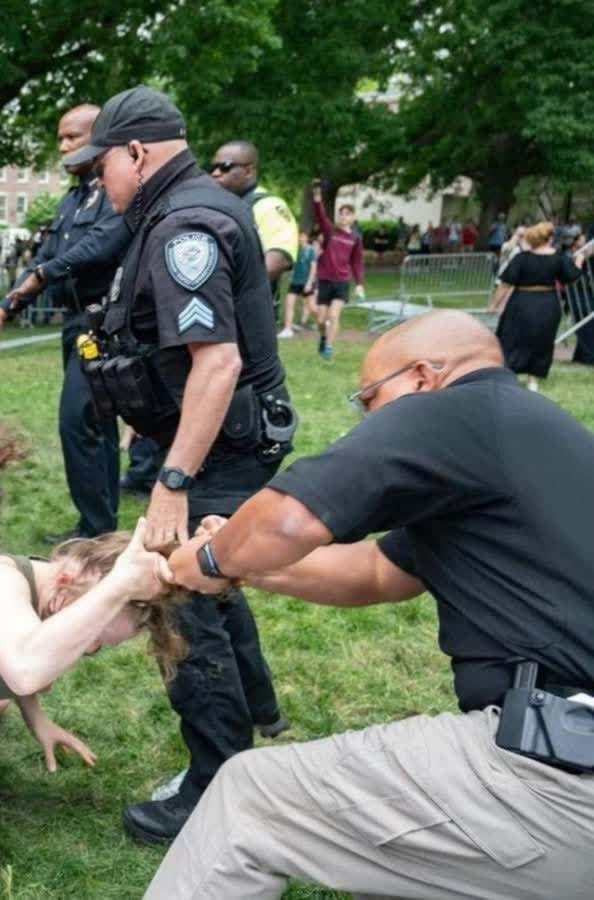 ▫️
This is how American police arrest a girl !!!

#FreedomOfSpeech 
#makeupyourmind