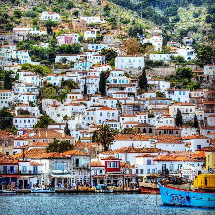 The island of #Hydra offers the ideal Greek island experience and doesn't even require a long journey across the Aegean. It has one real town, no real roads, no cars, and not even any bikes. 🇬🇷 📷 livinhydra