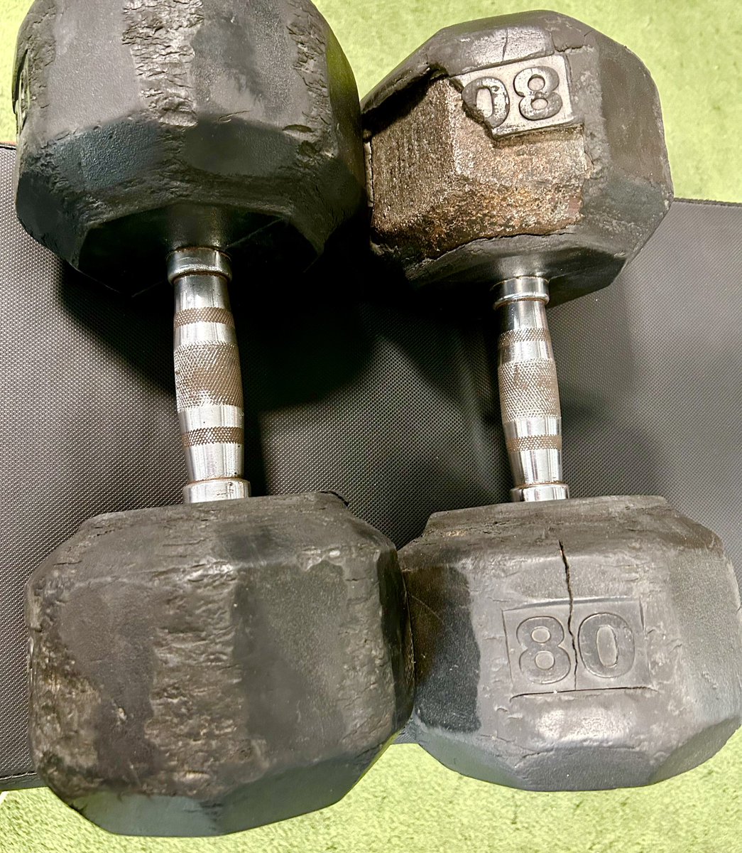 That was a fun chest session! Feeling good & feeling thankful. Those dumbbells are kind of beat up but still get the job done - a bit like yours truly 😂. Happy Sunday y’all. #cancersurvivor #oldmanfitness #100club