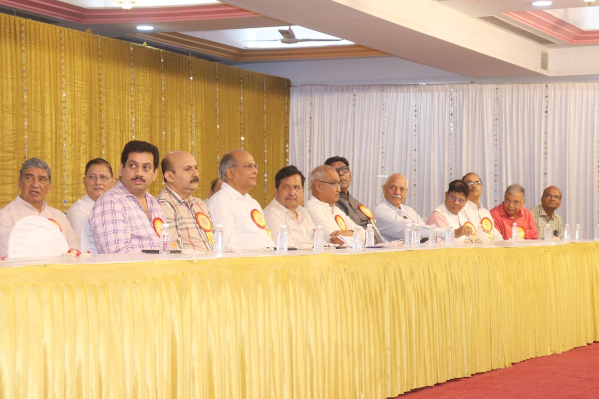 Addressed the 20th Meet for Introductory meet for eligible to be brides and grooms, organised by Shri Mumbai Digamber Jain Seva Sangh. 

It is an initiative to appreciates with fast growth and changing times, such meetings can enable create perfect matches !!