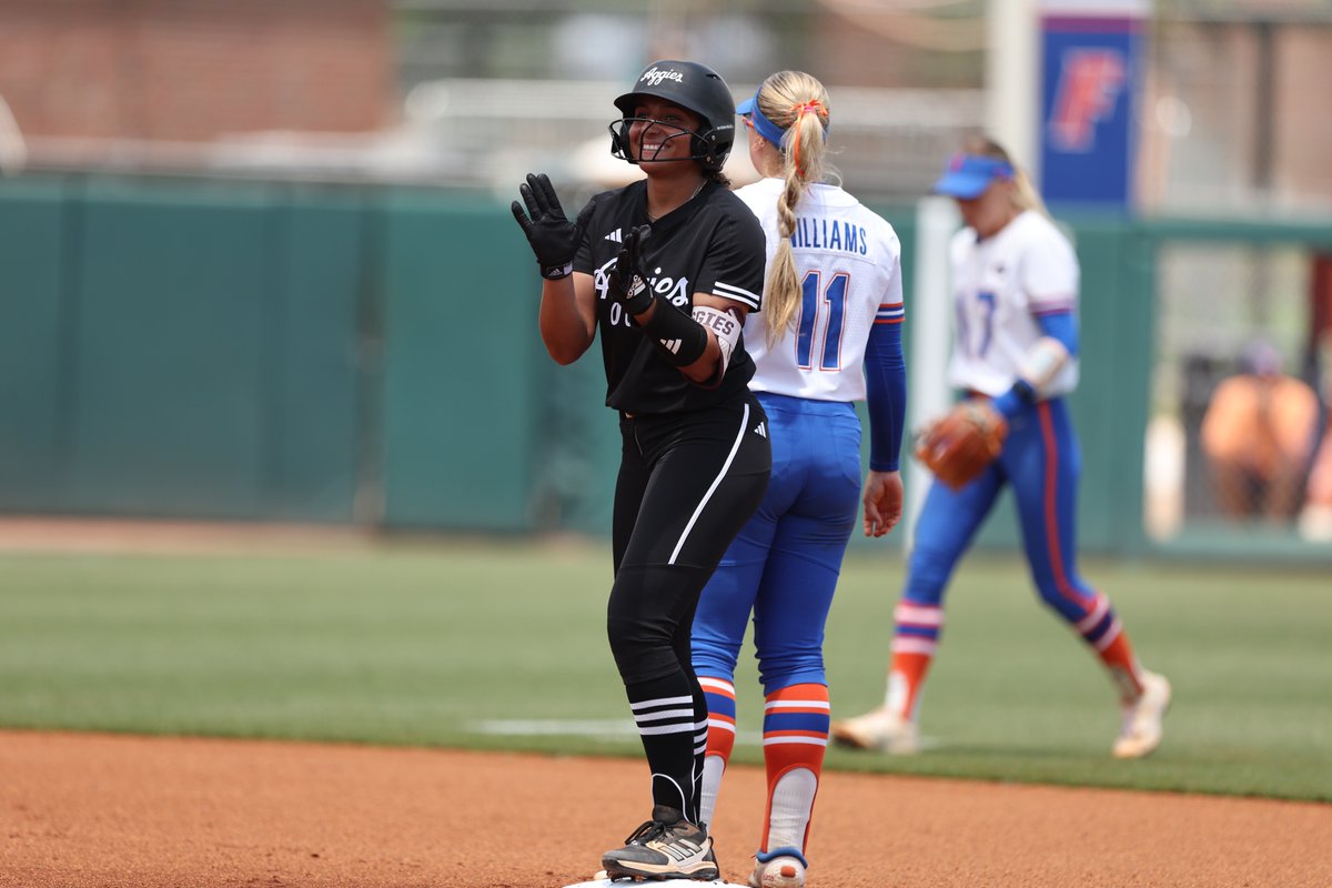 Gotta love that two-out double 😁 @Jazmine_h77 | #GigEm