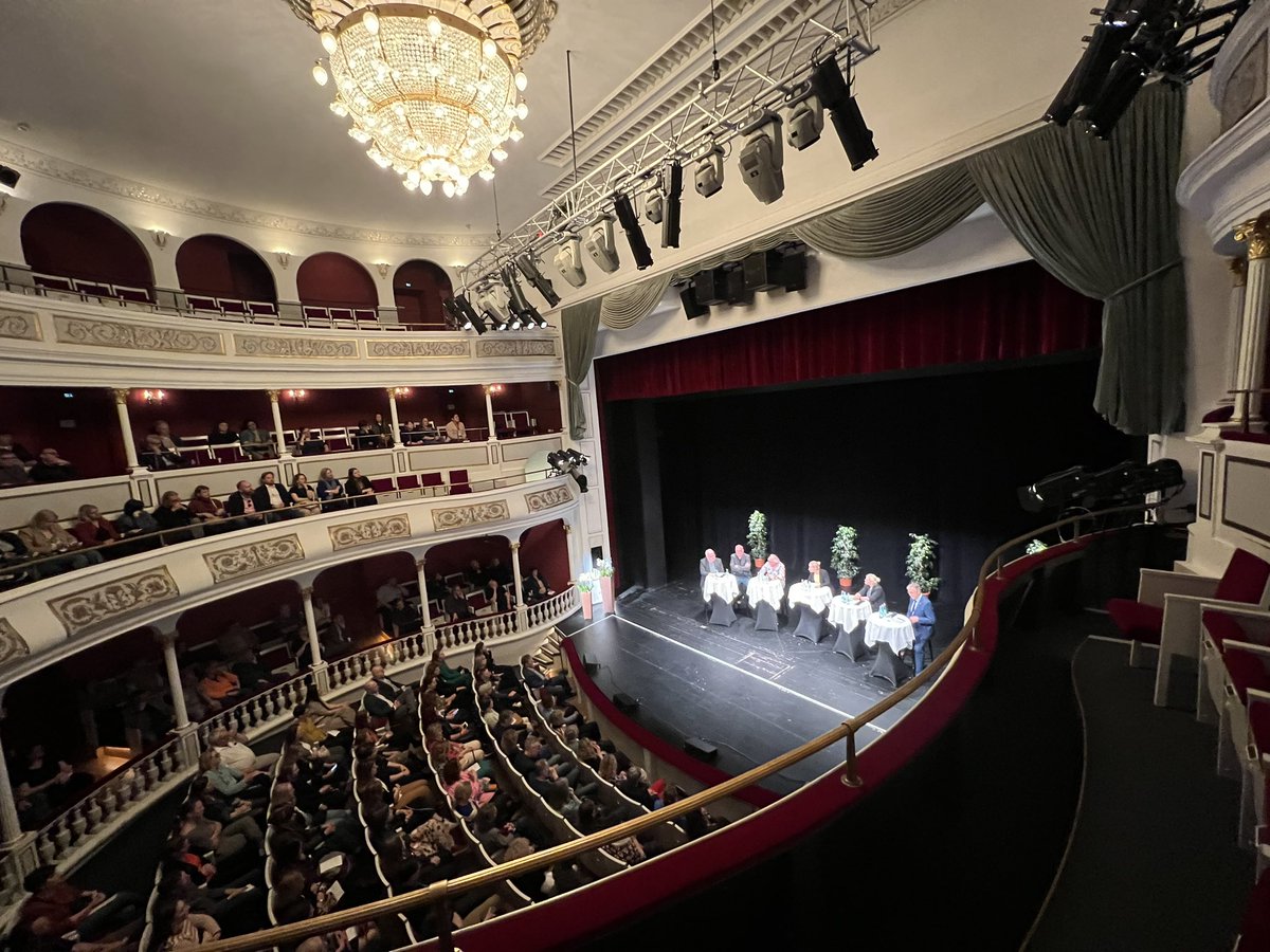 Auftakt zur Jahrestagung des @museumsbund im wunderschönen @StadttheaterA mit humorvollen Gästen zu einem ernsten Thema - „Museen durch Krisen navigieren“. #dmbjt24