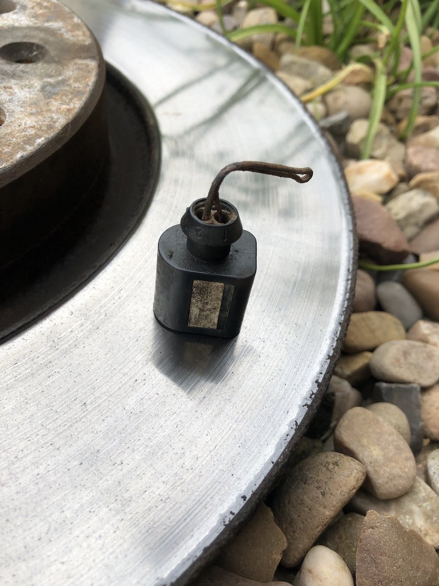 My daughter reported her brake light was flickering on her fsh VW. Think I found the cause. The split pin stuck in the sensor connector needs replacing 🤪