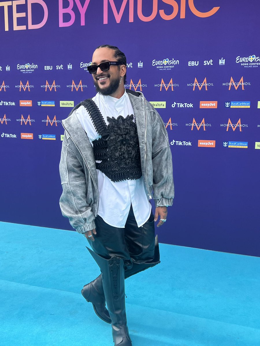 @Slimaneoff 🇫🇷 sur le turquoise carpet 🩵 à Malmö. 🇸🇪✨ #Eurovision2024 #Slimane #openingceremony