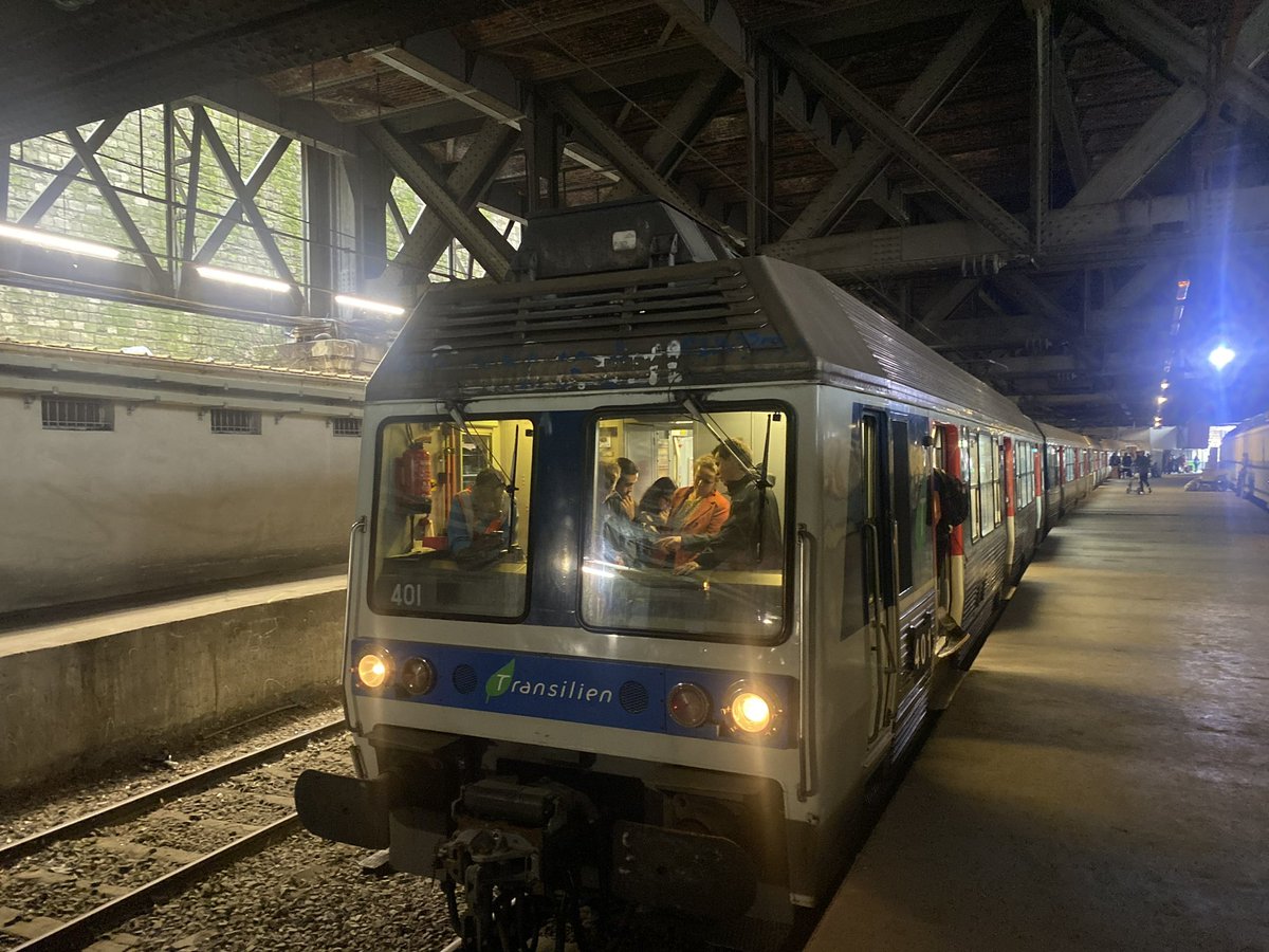 Belle expo aujourd’hui en gare Saint-Lazare par #AAPSL Des voitures du tri postal et aussi des autres bien connus de la gare. Merci à tous les bénévoles pour l’accueil.