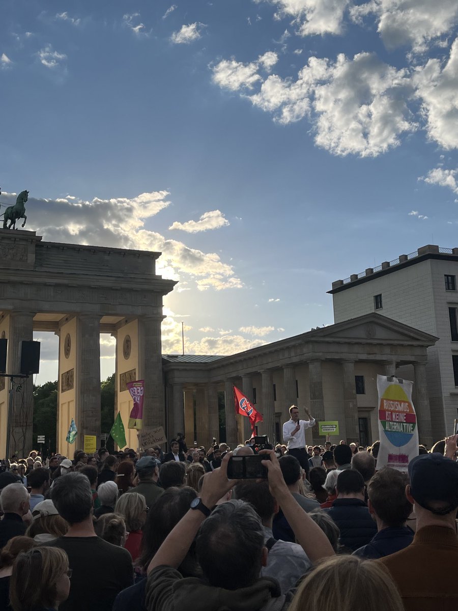 ⁦@HendrikWuest⁩ fordert bei der Demo am Brandenburger Tor eine „neue Wehrhaftigkeit der Demokratie“ und übt scharfe Kritik an der #AfD. Vor dem #CDU-Politiker sprachen u.a. ⁦@larsklingbeil⁩ und ⁦@Ricarda_Lang⁩. #Dresden ⁦@ARD_BaB⁩ @br24