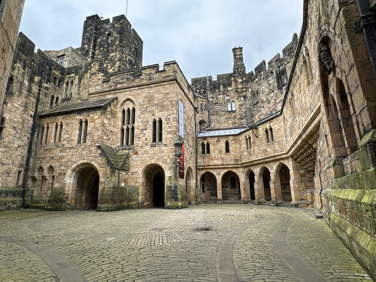 Bank holiday adventures in full swing. A fantastic day exploring @alnwickcastle and a superb film location tour with Jo , amazing to see some of the #HarryPotter scenes from the first 2 films 🤩 ⚡️ ☀️ #AlnWickCastle #FilmLocation #BankHoliday