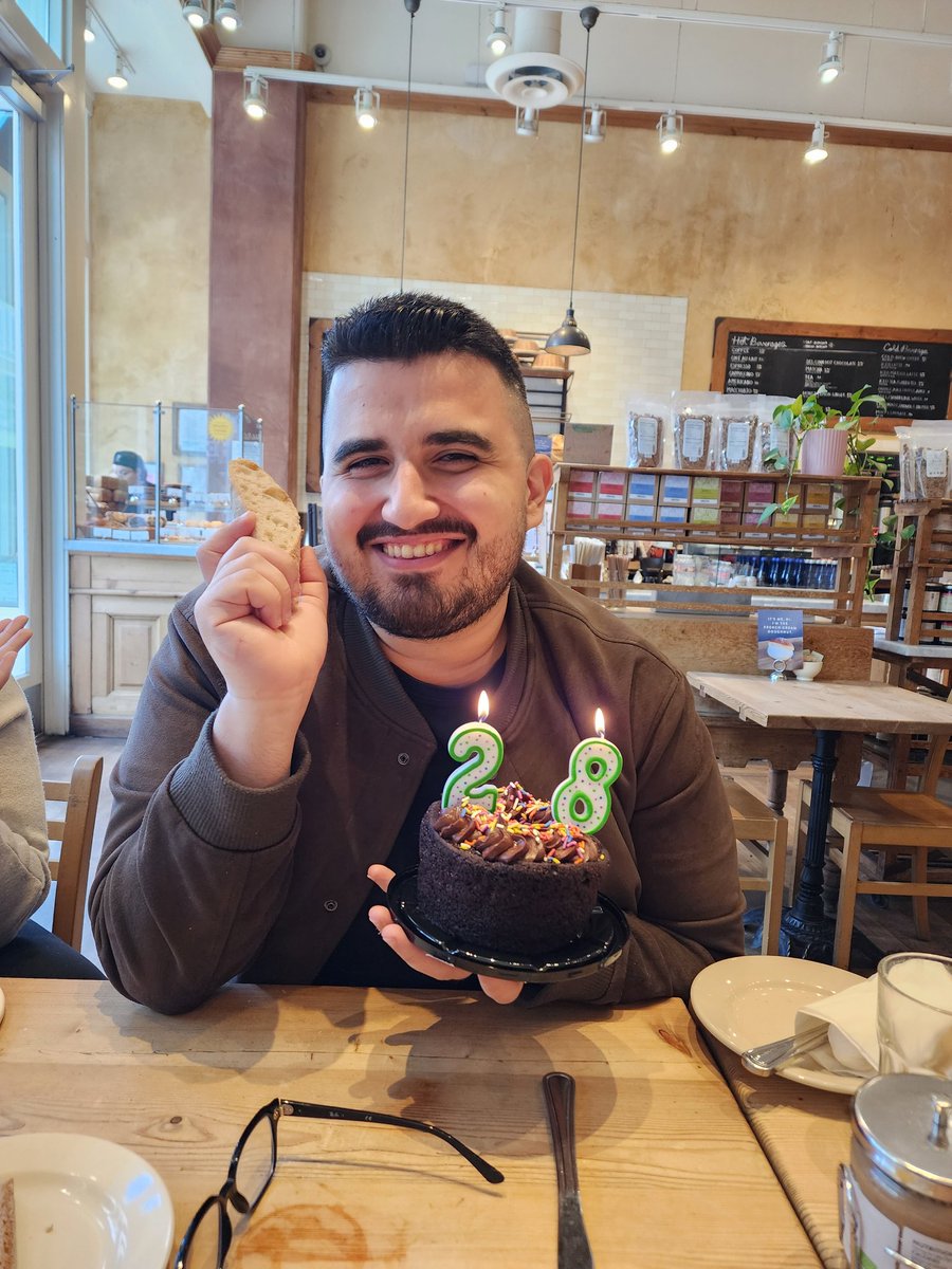 Upgrading to Level 28 today🔺️🎂 !

Celebrating with my family in a french cafe (hence the French bread🥖) in the early morning! 

Also, just found out Henry Cavill & I share birthdays! Life is good!😂

Excited for the adventure that awaits in my 28th year.. much to learn & do!
