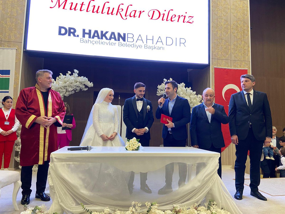 Kübra ile Furkan kardeşimizin nikah merasimine katıldık. Berk ve Türk Ailesini tebrik ediyor, genç çiftimize iki cihan saadeti diliyorum.