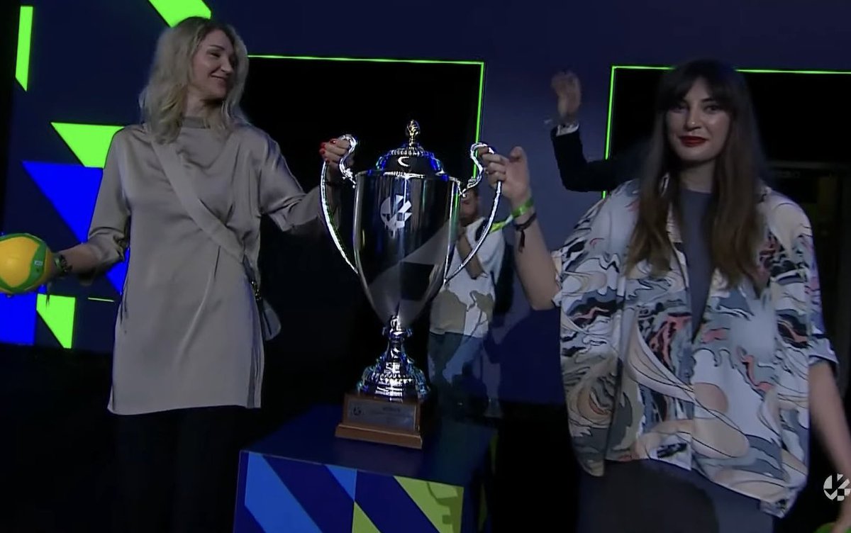 Conegliano x Milano CEV Kadınlar Şampiyonlar Ligi finali öncesi kupayı Elizaveta Tishchenko ve Türk voleybolunun efsanesi @nesli17 getirdi.