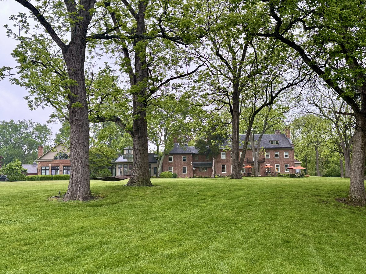 Newly renovated Eastern Shore boutique hotel just dropped! Lovely weekend @greatoakmanor. Very excited about their culinary programming, hospitality, little beach on the bay, fireplaces galore, and short drive from DC or Philly. Dig that it’s Black-owned by a loving family 🥰.