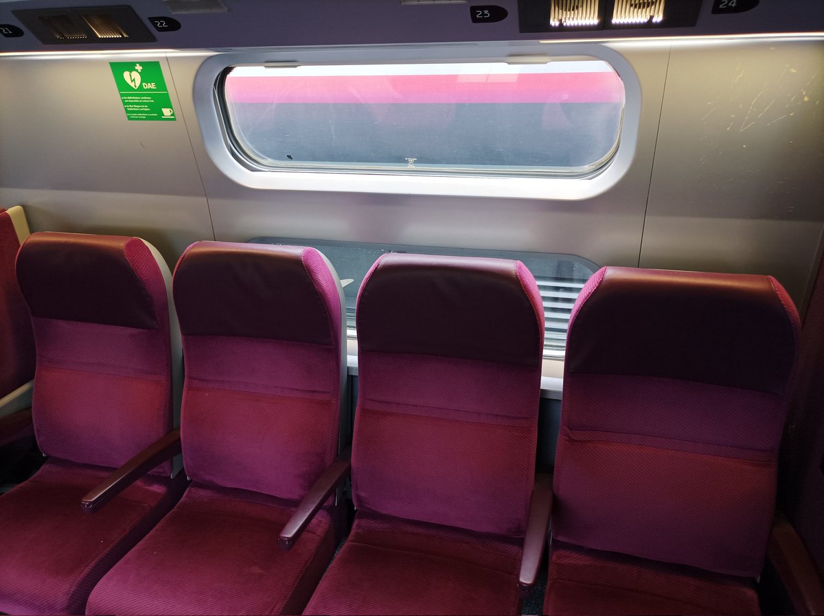 @LTDLGuidon @AlTi5 @DroitAuVelo Il est impossible alors que les places existaient et ont été supprimées (photo prise vendredi dernier dans un tgv Dk Paris)