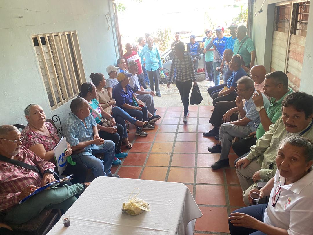 LA CARUCIEÑA y SU 14 CENTROS ELECTORALES 

Dirigentes comunitarios de Vente Lara en el populoso sector del oeste de barquisimeto marchan, a paso firme, en la construcción del Padrón  Electoral de sus 14 centros, donde está conformados los equipo de Defensa del Voto #HastaElFinal