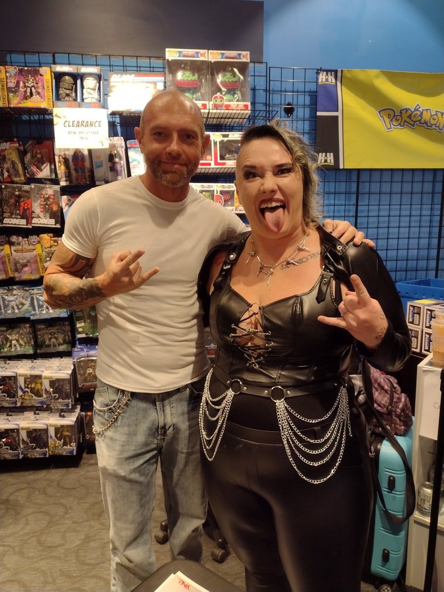 Surprised I could even speak lol 🥵😈 Finally got too meet @FearHavok at @HHideoutToys