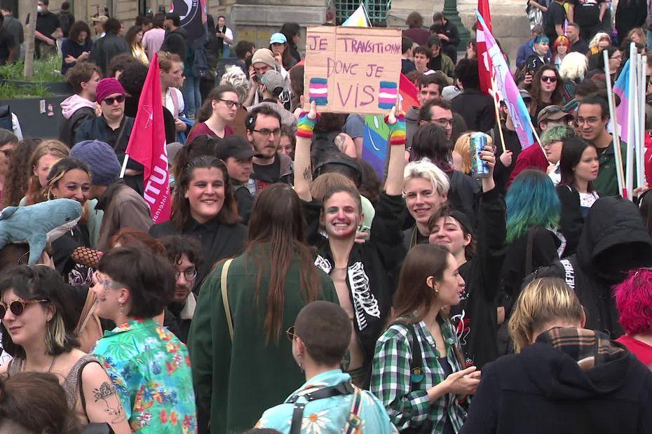 'Foutez la paix à mon fils trans !' : des centaines de personnes réunies contre la transphobie france3-regions.francetvinfo.fr/occitanie/hera…