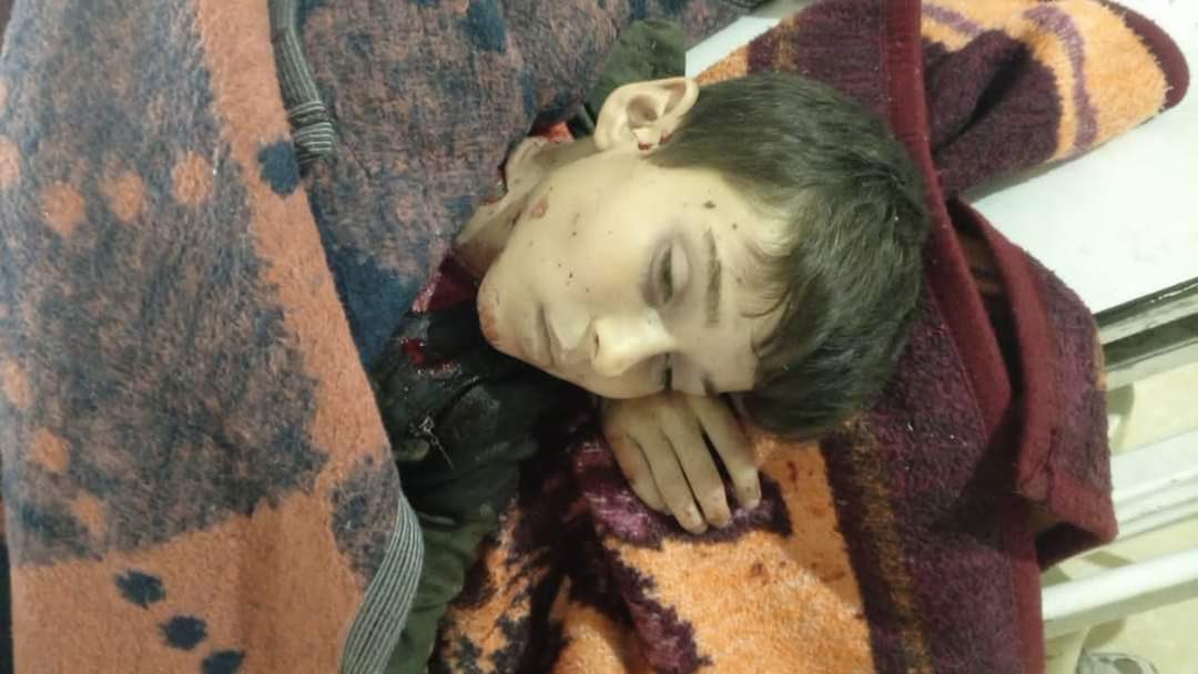 هذا الطفل قتله بشار الأسد قبل قليل وأصيبت والدته في ريف حلب، بشار كان يحاضر أمس أن الثوار لم تضرب صواريخ لأجل غزة