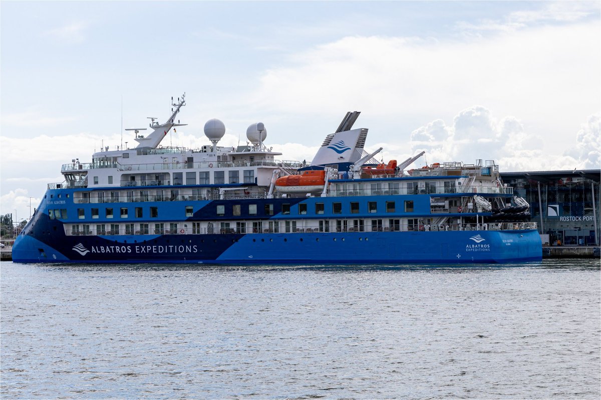 Heute hat die „Ocean Albatros“ zum ersten Mal im Kreuzfahrthafen #Rostock-#Warnemünde festgemacht. Das kleine Expeditions-#Kreuzfahrtschiff ist normalerweise in den Polarregionen unterwegs, wird am Dienstag jedoch in Kopenhagen getauft.