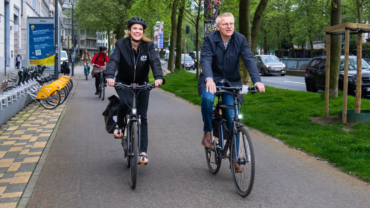 🇧🇪 Today @TerryReintke explored new bike lanes in Brussels together with Green Belgian Minister of Mobility @GeorgesGilkinet. 🇪🇺This was the perfect opportunity to talk (while biking of course 😉) about how important it is to invest in green mobility!