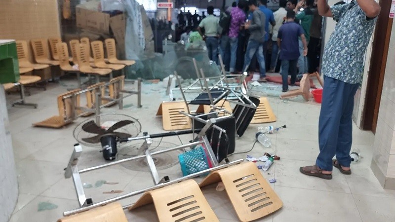 সিজারের পর মারা গেলেন মা ও নবজাতক, হাসপাতাল ভাঙচুর