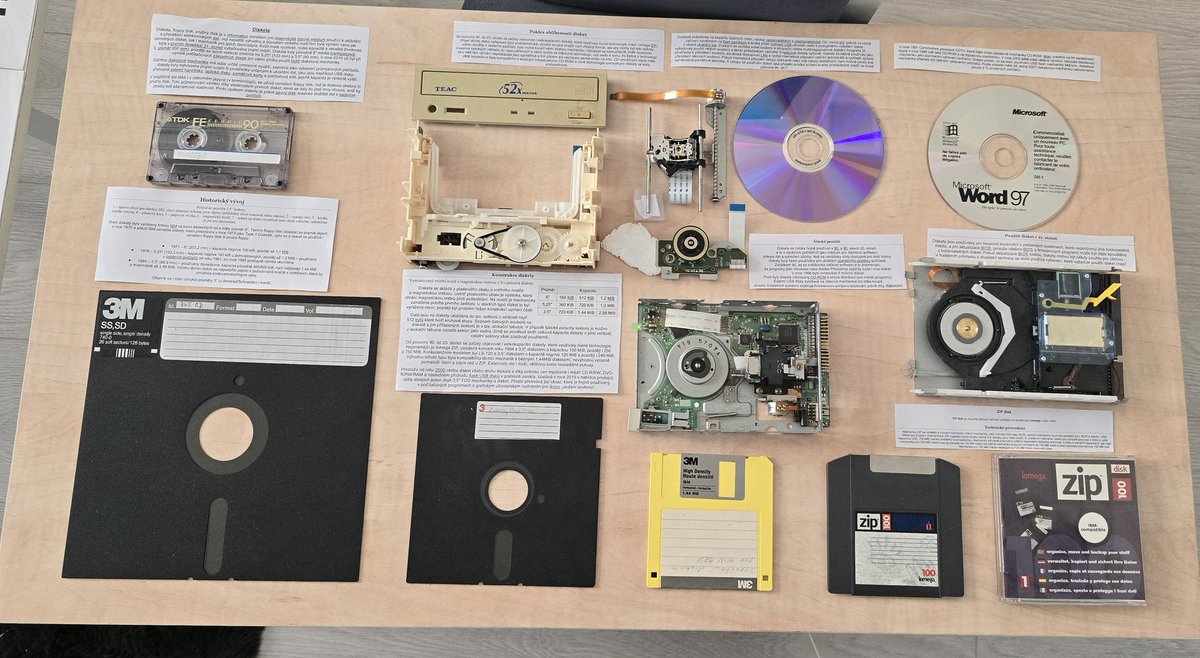VejvyCZ's tweet image. Obě prezentační tabla téměř dokončena .
#oldcomputers
#msdos
#hardware
#DnesBastlim