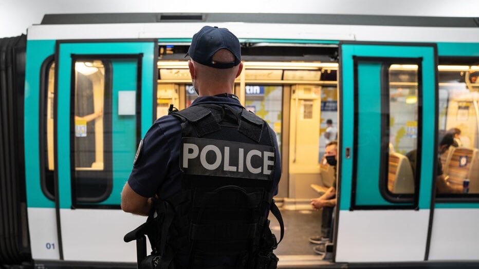 🔴 FLASH - #Paris : Un homme de 48 ans a été interpellé par les #policiers dans le 8e arrondissement.

👉 Il venait d'agresser sexuellement une jeune #touriste dans le métro, sous leurs yeux. Les agents le suivaient après avoir repéré son comportement suspect. (Actu17) #Paris8