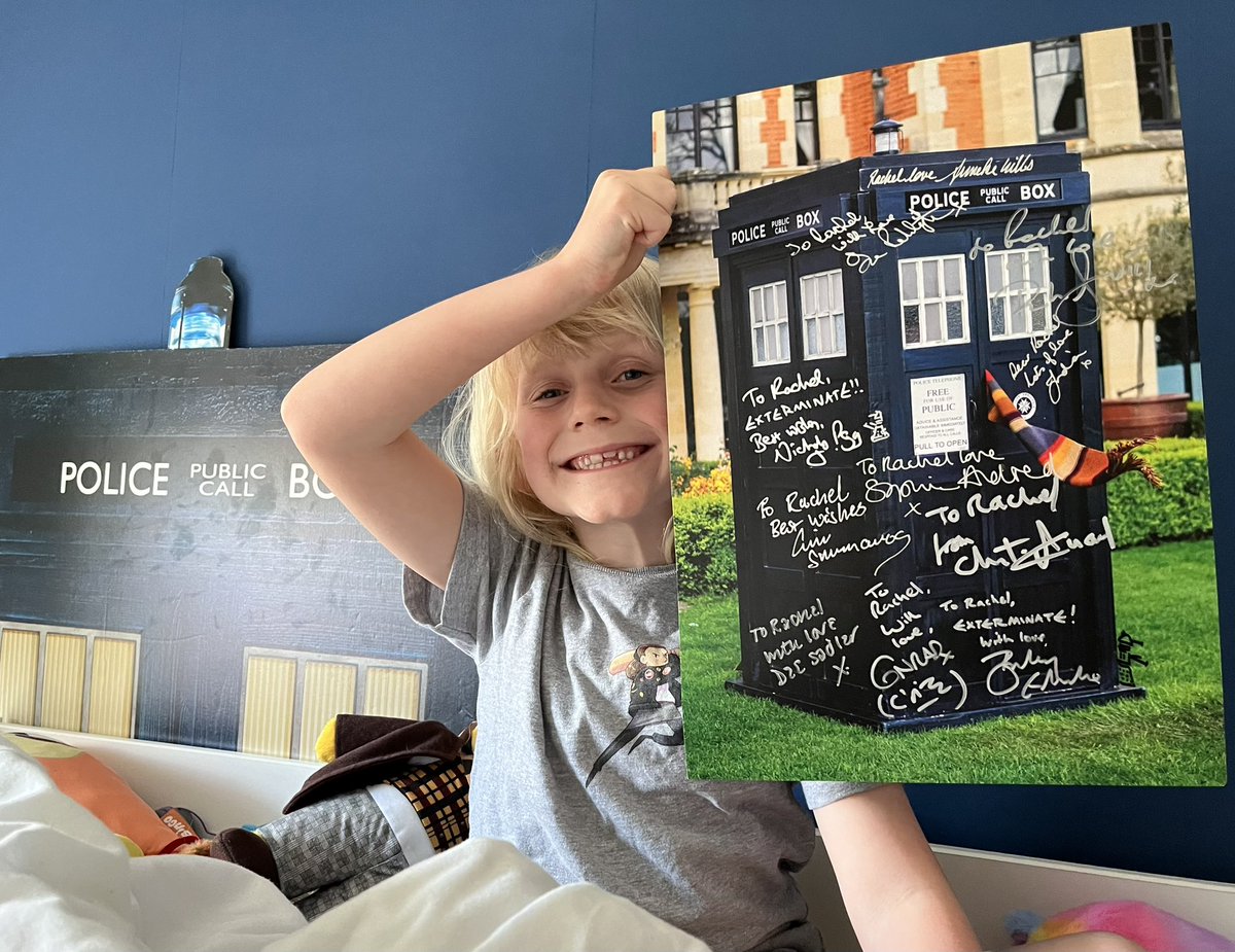 Huge thanks to @CygnusTweets for running the fab Spearhead Live 3 yesterday! Here she is proudly displaying her autograph collection! Thanks to everyone she met! @sophie_aldred @AnnekeWills @HairoftheHound_ @Reddington_Ian @deedeesadler @ChrisGuard1 @BarnabyEdwards @NicholasPegg