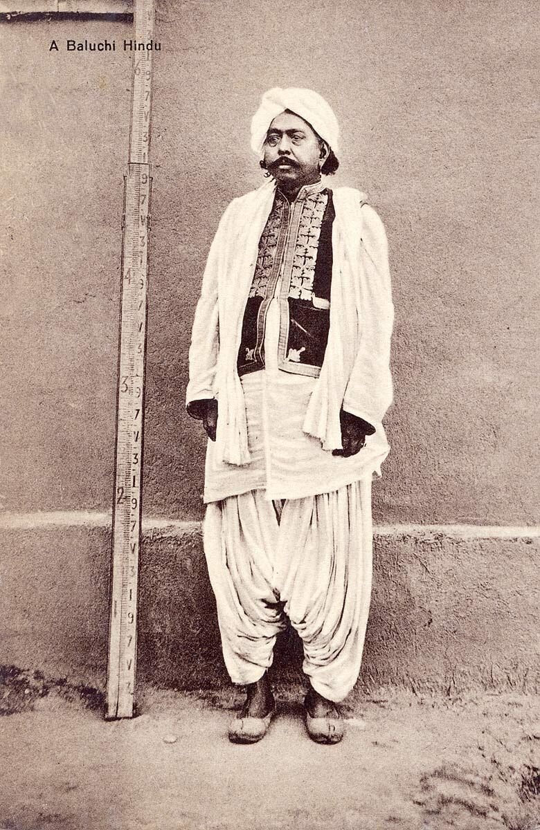 Photo of a Balochi Hindu. Taken in 1910 at Quetta. [His Baloch costume is striking] paperjewels.org/postcard/baluc…