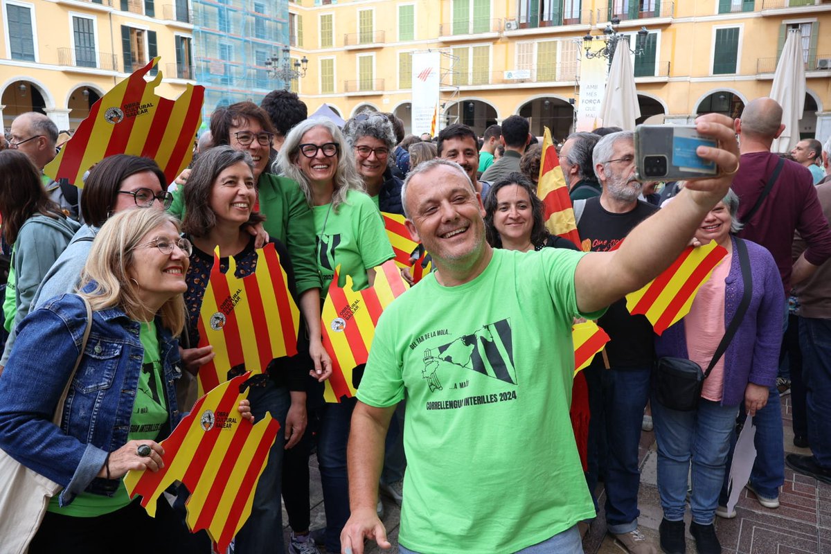 🟨🟥🟨🟥🟨🟥🟨🟥🟨
Perquè el nostre amor a la llengua i a Mallorca és infinitament més fort que el seu odi.
Avui a #Palma #MassificacióDeLaGuapa
#Síalallengua