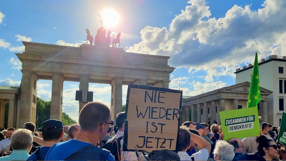 Heute denke ich an Matthias #Ecke. Heute denke ich an Walter Lübcke. Heute denke ich an alle, die #Demokratie leben und dafür #Gewalt erfahren.

Aus Worten werden Taten. Aus dem Hass von AfD und Rechtsextremen wird Gewalt. 

Wir werden nicht weichen. Wir stehen zusammen. #b0505