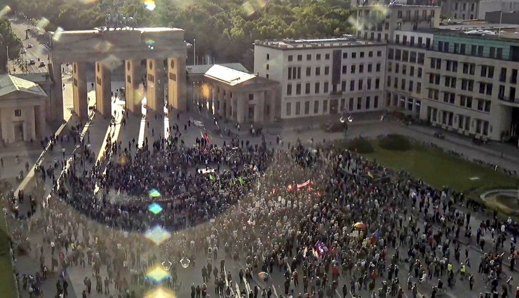 Im Netz 'ne riesen Welle machen und das ist das, wie es dann wirklich aussieht. Da geht auf jeder Pali-Demo mehr. 

Entweder zu bequem oder immer mehr merken langsam, dass Linke Heuchler sind.

#Berlin