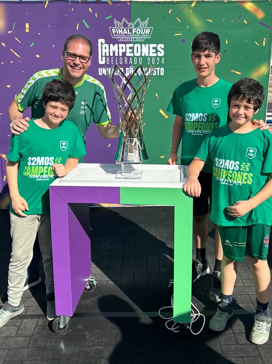 Un año más, una foto más con un trofeo. Campeones de la @BasketballCL 

@unicajaCB