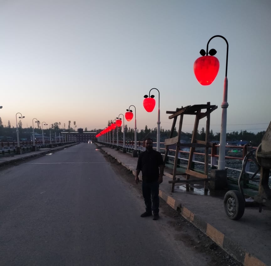 Beautification of town shopian* 
Unique Apple 🍎 shaped lamp posts installed on Rang kadal presenting a mesmerizing and fascinating view to commuters.A lot to come, beautiful ideas unfolding to strengthen the brand,'Apple town shopian'.
@FazLulhaseeb
@dmshopian 
@DULBKASHMIR