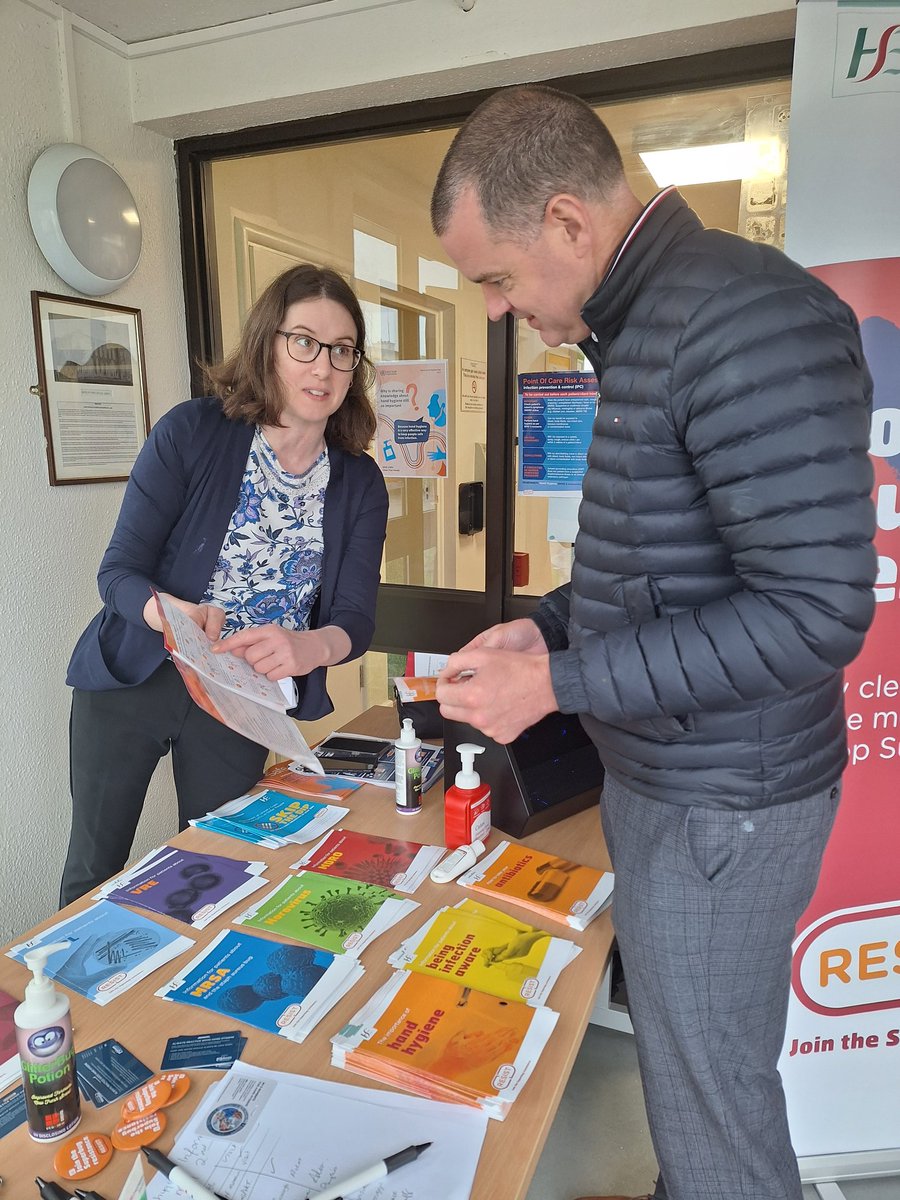 To mark #WorldHandHygieneDay IPC staff from @CHO2west & @saoltagroup set up a stand at Merlin Park University Hospital to share their knowledge on #HandHygiene in an effort to stop the spread of harmful germs in healthcare. Happy to have John Fitzmaurice, Chief Officer pop along