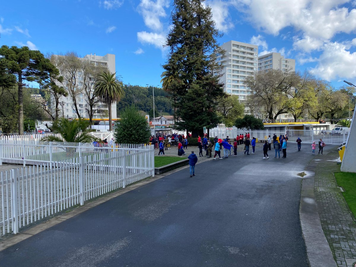 Ingresando los hinchas del cuadro mágico por Avenida Collao, hasta el momento no se registran dificultades.

#VamosLaU🔵🔴 #ConexionAzul