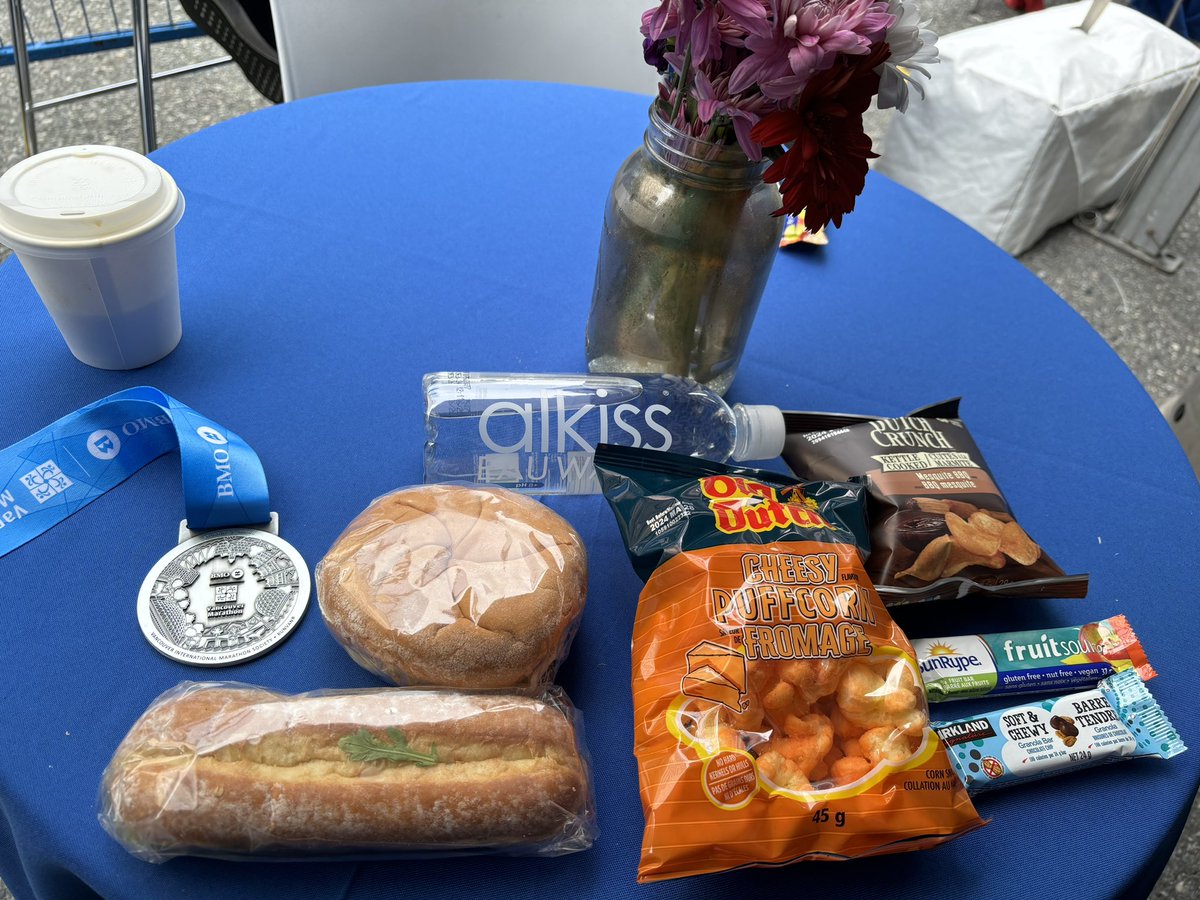 #バンクーバーマラソン （ハーフマラソン）のフィニッシュ後はメダルだけでなく、色々な食べ物がもらえました。

写真には写っていませんがバナナももらいました。

ハーフはフルでは通らないチャイナタウンを走れたりして応援の多い楽しいコースでした。