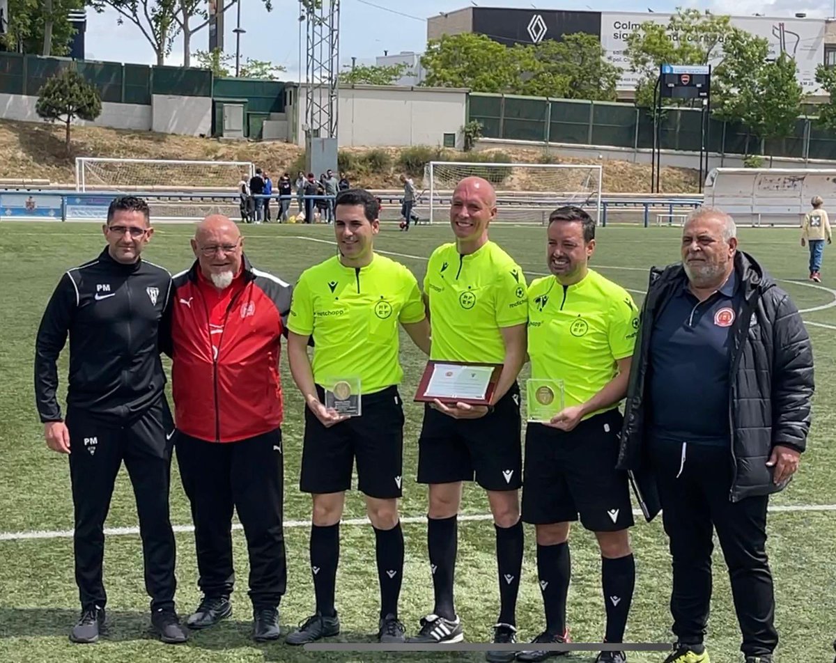 RFFM_oficial's tweet photo. 🔚 Hoy se han retirado en 3ªFederación tres de nuestros compañeros del CAFM en el partido disputado entre el @CDFTRESCANTOS y el @CDCMOSCARDO_com 

✔️ Eduardo Barranquero 
✔️ Miguel Ángel Rojo Tirado
✔️ Manu Carralero

GRACIAS por TODO gracias por TANTO https://t.co/hWVyDJxTHU
