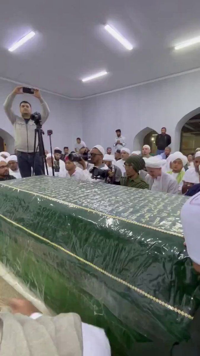 Habib Umar reciting at Imam Bukhari's grave. Hanbali madhab: 'Reciting Quran at the graves is not disliked and this is the dominant opinion... He continues: The scholars deemed recitation at the graves commendable.' --Ibn Muflih As for reciting all together in one voice, the…