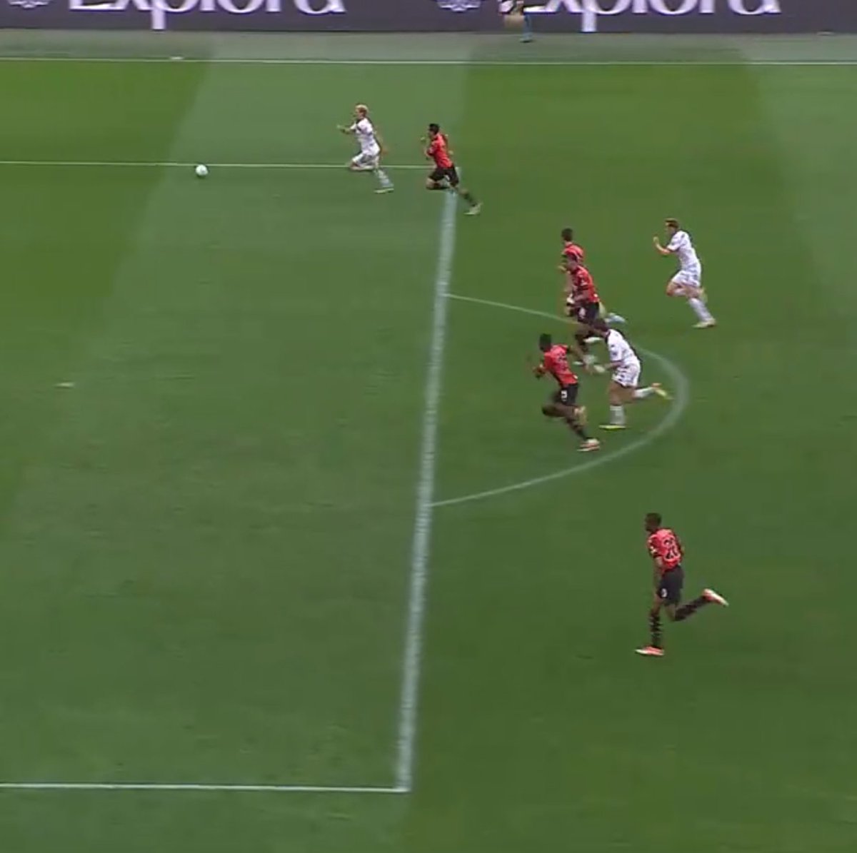 DrTuitter's tweet photo. Il nostro #Milan riesce a prendere goal in 3 contro 5. Riesce a concedere rigori inenarrabili. Cross non ne parliamo. La verità è che cambiando allenatore, non cambierà questa situazione se non con il mercato. Avete voluto il cambio allenatore. Ma #Pioli era l'ULTIMO dei problemi https://t.co/Vd0Hn2N9Uj