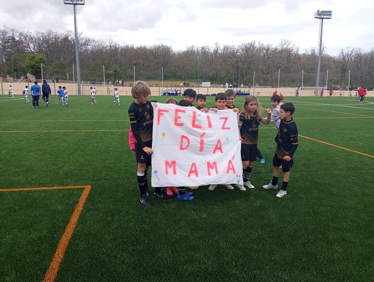 ¡En el día de la madre, celebramos el amor, la dedicación y el apoyo infinito que nos dan! 💐💕 Desde la Escuela, feliz día a todas las madres que hacéis de cada día un momento especial. ¡Gracias, os queremos! #vamosmorata #felizdidelamadre #mamá