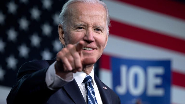 #Mundo El presidente de EE.UU., Joe Biden, insiste una y otra vez en que la economía del país va bien y tiene fortaleza, pero no parece convencer a los votantes, preocupados por las subidas de pecios de alimentos y gasolina, un descontento que ha sabido capitalizar su rival, el