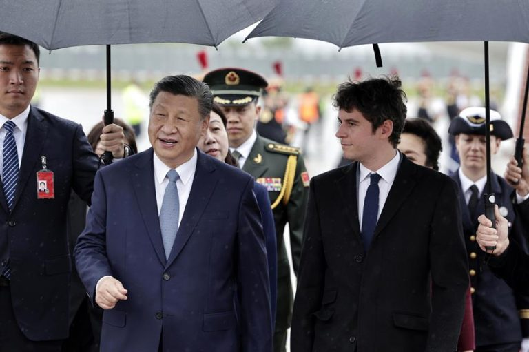 #Mundo El presidente chino, Xi Jinping, llegó este domingo a París para una visita de Estado que se va a prolongar hasta el martes y que se espera con un fuerte contenido político y económico, por las tensiones comerciales crecientes entre la Unión Europea y Pekín. #5May