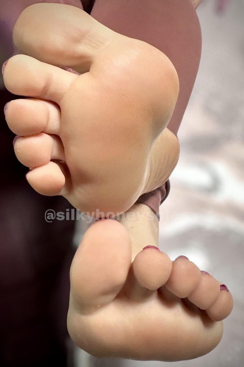 Lick, kiss, suck on my pretty toes and silky soles💕
