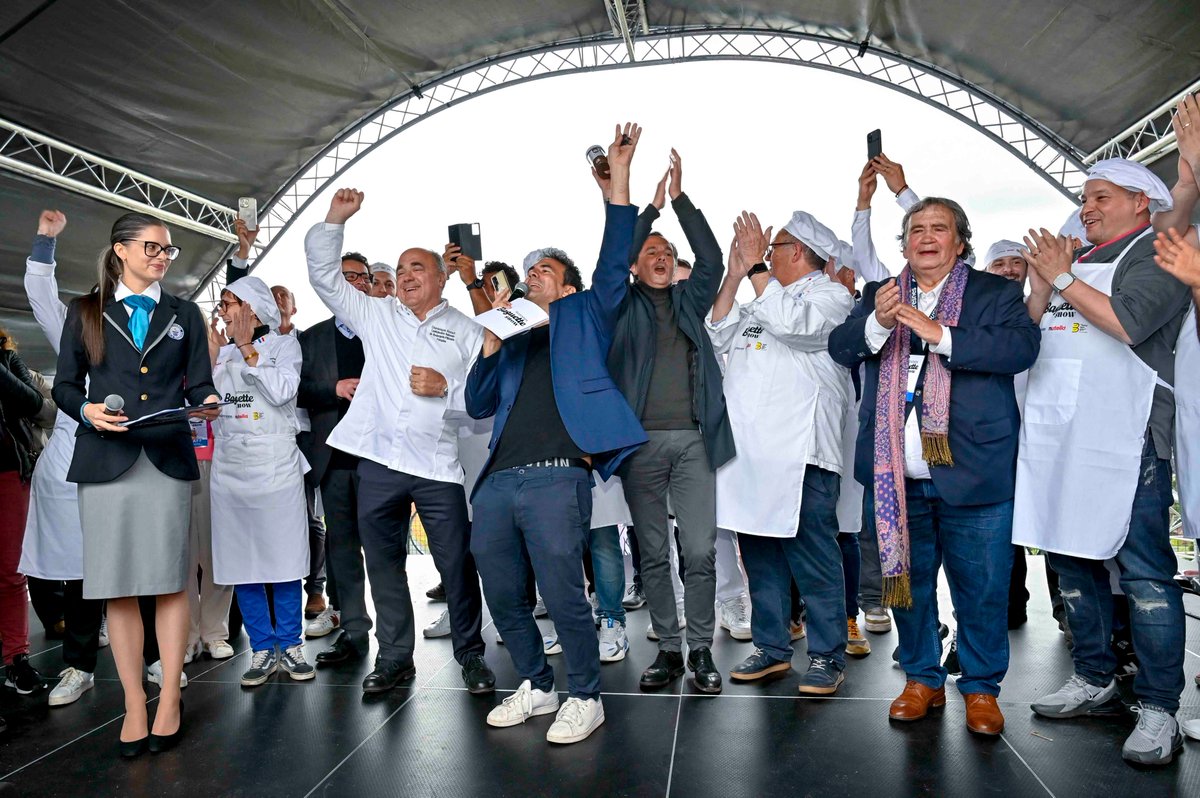 [🥖🇫🇷#suresnesbaguetteshow]
Une concentration intense, des moments d'inquiétude, le bonheur d'être ensemble dans les regards échangés... et puis... la liesse de la victoire à l'annonce des 140,53m de #baguette. Record mondial dépassé ! @cnbpf @NutellaFR @FerreroFr