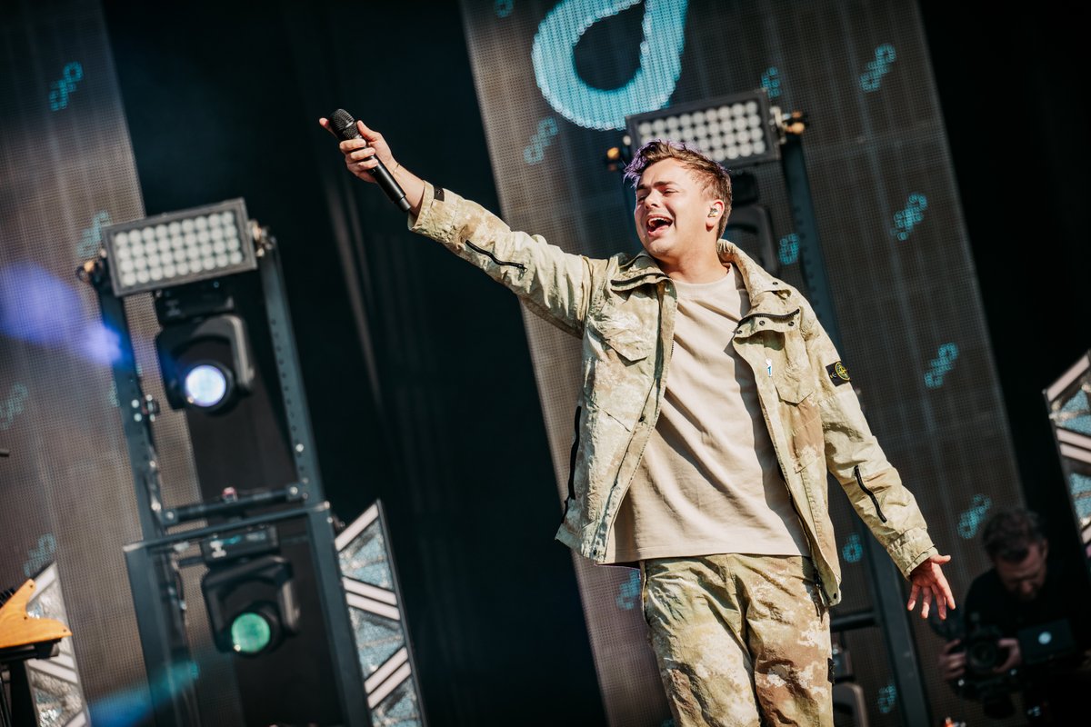 Om kwart voor zes stonden we landelijk met alle Bevrijdingsfestivals tegelijk stil bij de vrijheid. Het podium gevuld met de jongste generatie! 🎉🫶
Daarna was het de beurt aan de Ambassadeur van de Vrijheid FLEMMING! 
📸 Nathan Reinds - Photographer