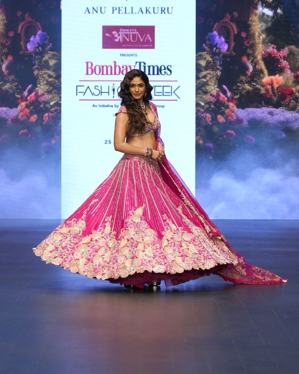 Mrunal Thakur Sets The Ramp On Fire In A Pink Lehenga As She Walks At Bombay Times Fashion Week 2024.🩷💥

#MrunalThakur #Bollywood #RampWalk #FashionWeek #Filmyglamour