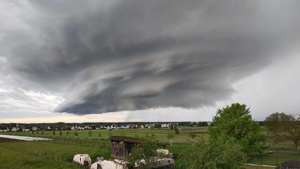 Un #orage supercellulaire très bien formé a circulé cet après-midi sur le #BasRhin, donnant de fortes précipitations et des chutes de #grêle sur son passage ainsi qu'une impressionnante structure orageuse.  

Photo : Morgane K. via @msa6768