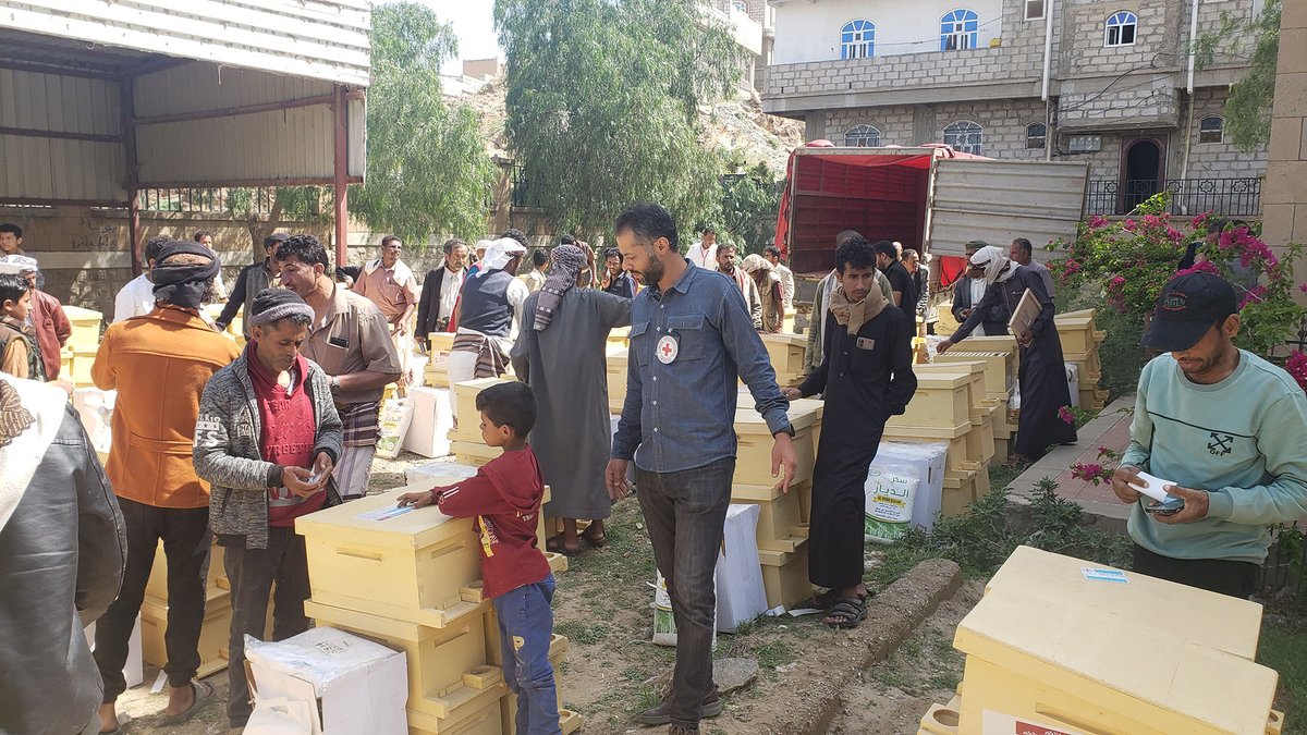 200 beekeepers in #Albaydha, #Yemen, received beekeeping kits & technical training from the ICRC. This support, provided in cooperation with @YemenCrescent, will help enhance the livelihoods & food security of conflict-affected communities and promote environmental conservation.