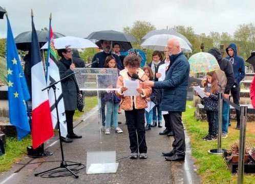 À l’occasion de ce bel hommage 🌺, des élèves de l’école Ledru Rollin de Nantes ont lu divers textes pour illustrer le parcours & la détermination d’Alice Milliat: sportive & grande militante pour la reconnaissance du sport féminin au niveau international👏