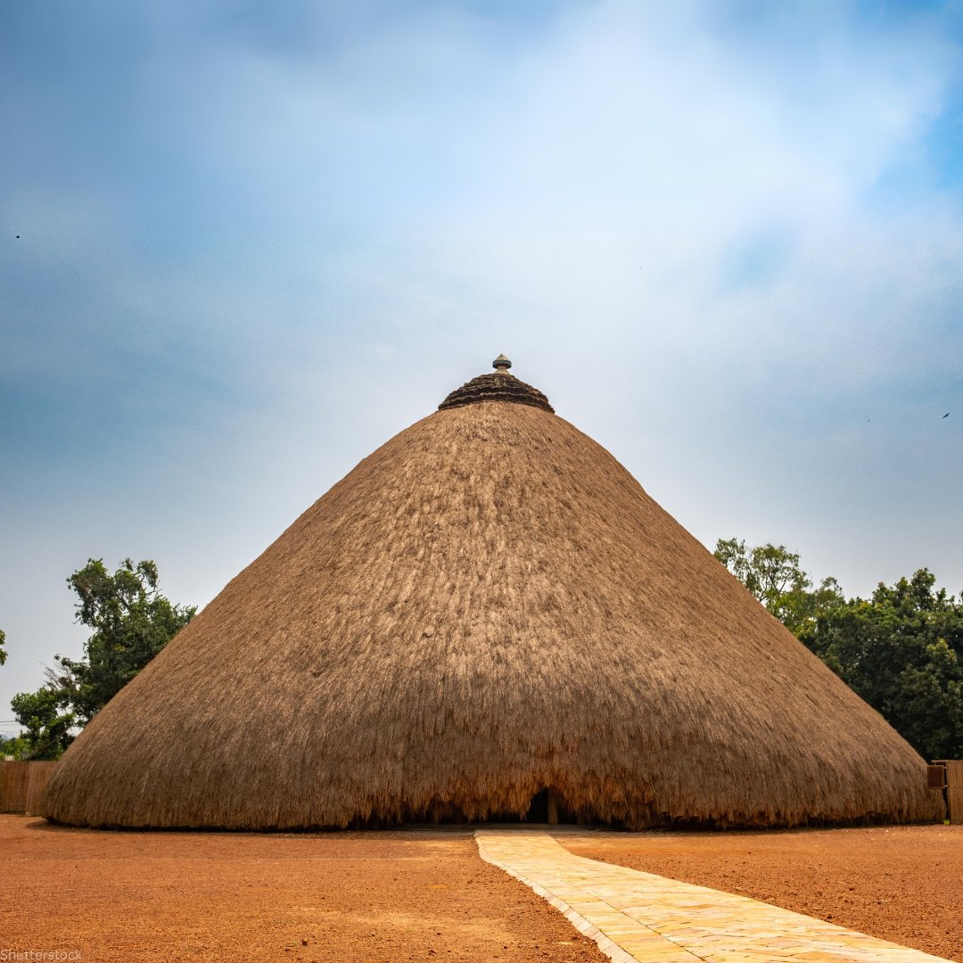 He aquí un testimonio de resiliencia 👏 Las Tumbas de los Reyes de Buganda en Kasubi, #Uganda, resurgieron de las cenizas de un grave incendio y salieron de la Lista del #PatrimonioMundial en Peligro gracias a los esfuerzos colectivos de reconstrucción. unesco.org/es/articles/la…